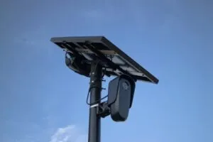 Cámara de vigilancia inteligente instalada en una calle estadounidense, tecnología utilizada por Flock Safety para identificar vehículos.