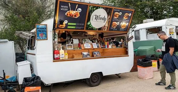Descubre cómo los foodtrucks permiten emprender en el sector gastronómico, aprovechar la tecnología y desarrollar nuevos modelos de negocio.