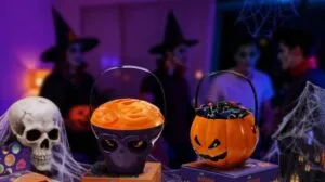 Productos creativos de temporada preparados para una campaña comercial de Halloween