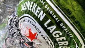 Heineken utiliza inteligencia artificial para mejorar el consumo de agua durante la producción de cerveza en México.