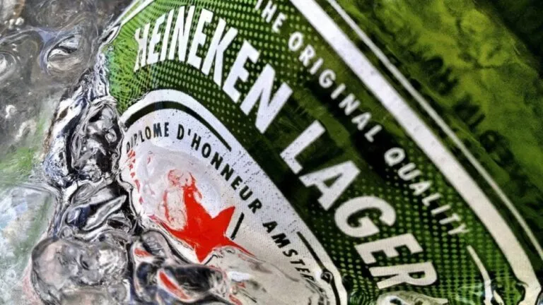 Heineken utiliza inteligencia artificial para mejorar el consumo de agua durante la producción de cerveza en México.