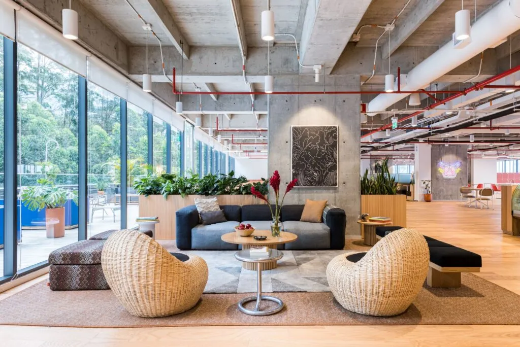 WeWork analiza el futuro del trabajo mediante inteligencia artificial, oficinas flexibles y nuevas estrategias de cultura empresarial.