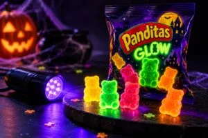 Panditas Glow incorpora confeti fluorescente y una lámpara de luz negra en una edición limitada disponible en México.