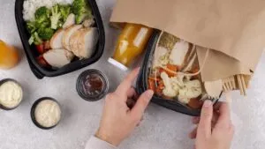cocinas fantasma o dark kitchens, que permiten operar marcas de alimentos sin necesidad de contar con un restaurante tradicional abierto al público. Esto reduce algunos costos iniciales y facilita probar nuevos conceptos antes de realizar inversiones mayores.