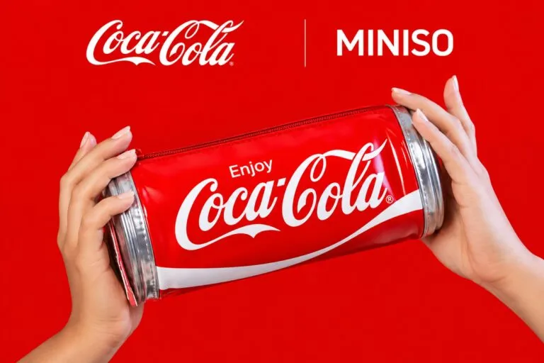 Miniso y Coca-Cola presentan una colección de accesorios, termos, bolsas y productos coleccionables