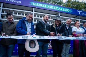 Participantes realizan el corte de listón de Mundo Mezcal frente al Muro Mezcalero durante el festival en Campo Marte.