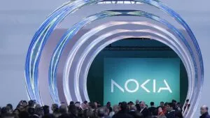 Centro de datos con servidores y tecnología de inteligencia artificial que representa el crecimiento de las ventas de Nokia.