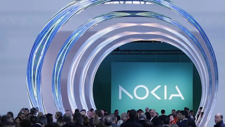 Centro de datos con servidores y tecnología de inteligencia artificial que representa el crecimiento de las ventas de Nokia.