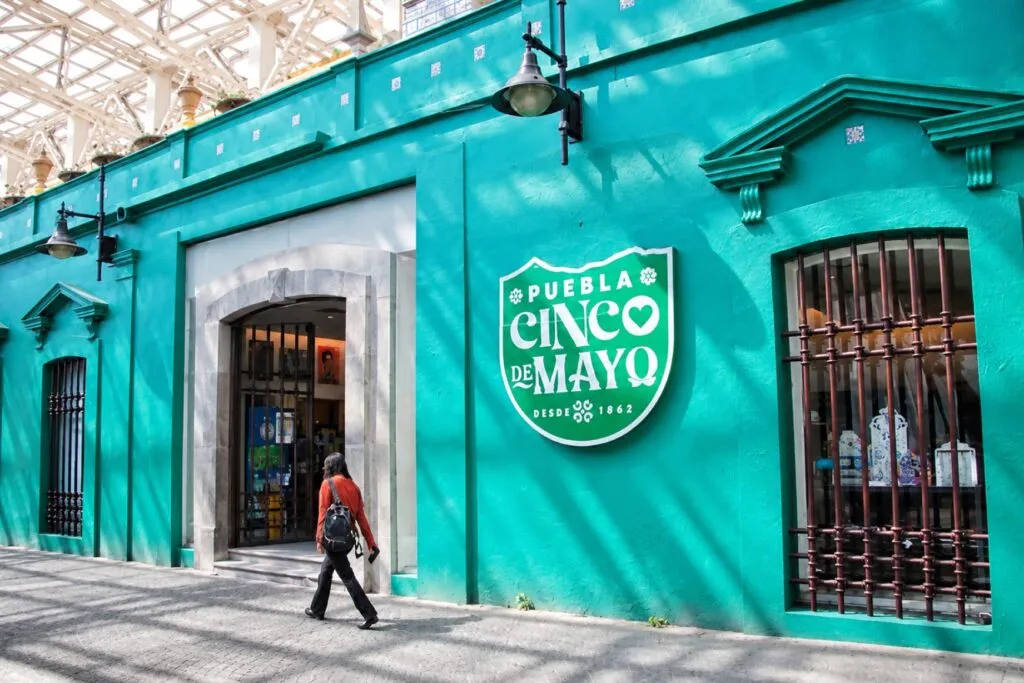 Exhibición de productos tradicionales de Puebla que representan el crecimiento de las exportaciones de la marca Cinco de Mayo.