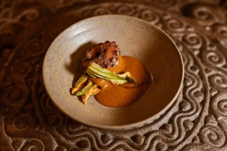 El restaurante Raíz cumple 10 años en Polanco con una propuesta basada en cocina mexicana, hospitalidad y buena administración.