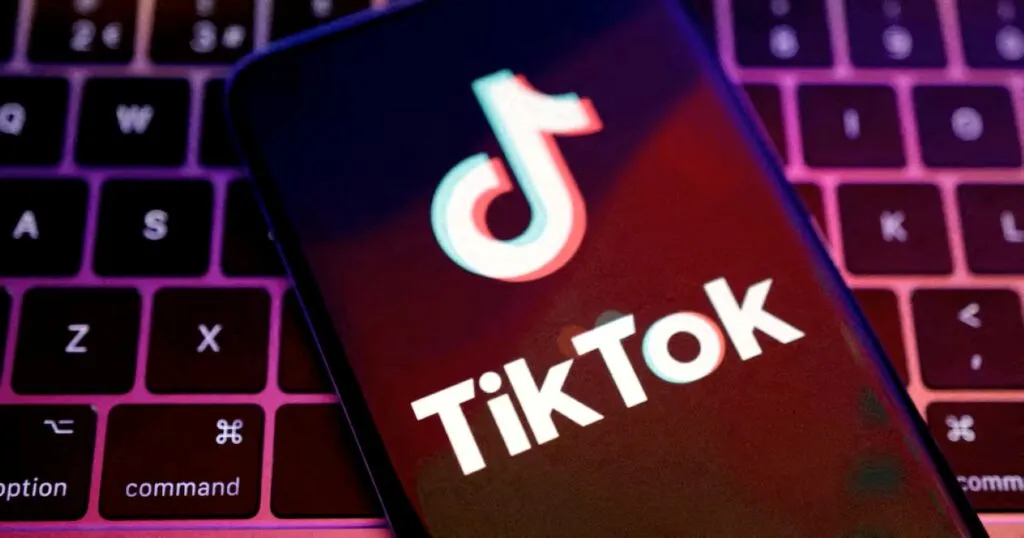 Compras en TikTok con pago directo y asistente de IA para recomendar productos, tallas, envíos, precios y disponibilidad.