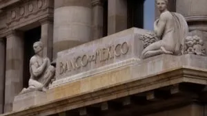 Recorte de Banxico podría modificar el valor del peso mexicano y los costos en dólares de startups y empresas tecnológicas.